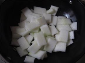 加入冬瓜翻炒一会儿