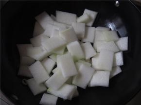 加入冬瓜翻炒一会儿