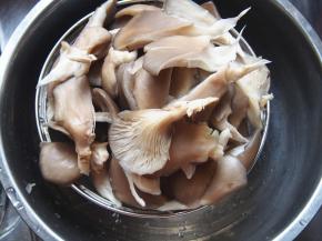 蘑菇洗净撕成小块，控干水份，加少许盐腌十分钟