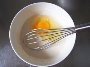 加入鸡蛋搅拌均匀