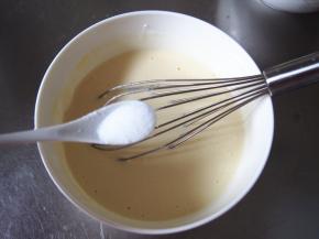 加入适量盐，搅拌均匀成为面糊