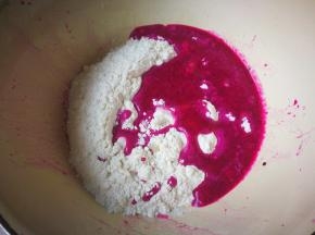 以红色面团为例，先将红心火龙果打成汁，加入主料中所有的材料，活成一个红色的面团。黄色的面团是用南瓜泥来代替红心火龙果汁。最后再活一个原色面团，取一半的原色面团加入可可粉，和成可可面团。