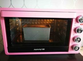 将烤箱提前预热。模具放入烤箱最底层，180度热风35分钟左右。