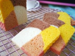 火龙果面团烘烤过后颜色变化最大，由玫红色变成了淡粉色。