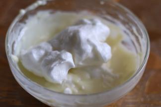 取三分之一加入酸奶糊，用刮刀快速翻拌均匀。