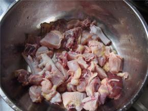 鸡肉洗净，切成小块