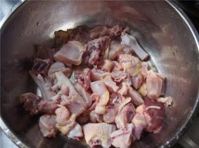 鸡肉洗净，切成小块