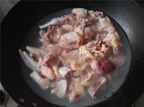 鸡肉放入锅中焯去血水