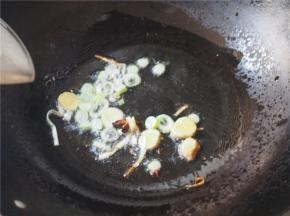 另起一锅，放入适量油，热后放葱花和姜爆炒出香味