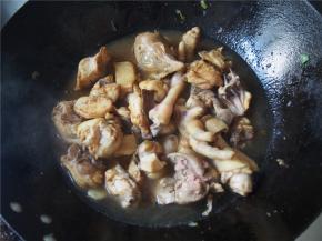 加适量盐和水炖一会儿鸡肉