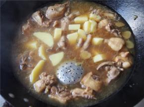 将各种香料放入调料小盒中，调料的种类和量可以根据自己的喜好来。锅内再添一点水，加入土豆炖熟