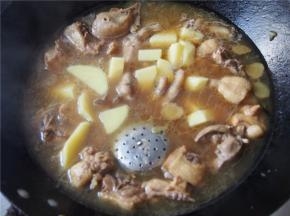 将各种香料放入调料小盒中，调料的种类和量可以根据自己的喜好来。锅内再添一点水，加入土豆炖熟