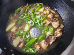 最后加入青椒，熟后出锅即可