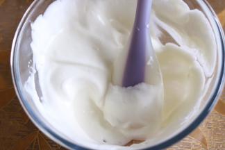 然后把混合好的酸奶糊倒入蛋白盆里，快速翻拌均匀。