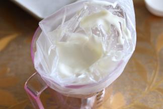 拌匀后装入裱花袋，我用的八齿裱花嘴，