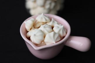 烤好后，放置几分钟凉后，立即装瓶密封，溶豆非常容易受潮，所以一定要密封。