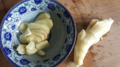 取一大块，嫩的仔姜，切成薄片。