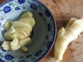 取一大块，嫩的仔姜，切成薄片。