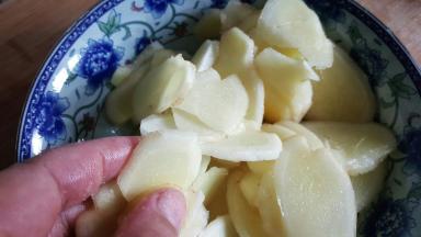 用手把咸盐和姜片抓匀，静置20分钟。