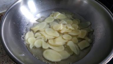 锅中放入适量的水烧开，将姜片放入锅中，煮开一分钟左右。