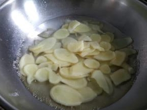 锅中放入适量的水烧开，将姜片放入锅中，煮开一分钟左右。