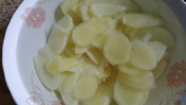 捞出姜片，放入凉水中过凉。