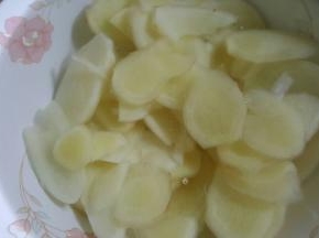 捞出姜片，放入凉水中过凉。