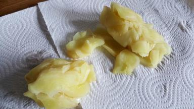 攥去姜片中的水分。