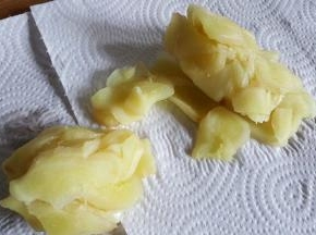 攥去姜片中的水分。