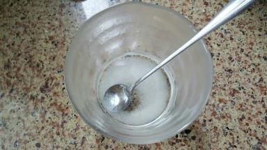 把白醋、白开水和白砂糖放入容器中，充分搅拌，融合在一起。