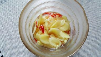 把姜片放入液体中，可以加入适量的红尖椒丝。