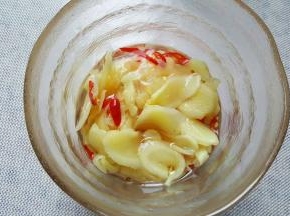 把姜片放入液体中，可以加入适量的红尖椒丝。