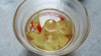 上面压上重石，使液体没过姜片。