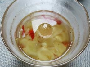 上面压上重石，使液体没过姜片。