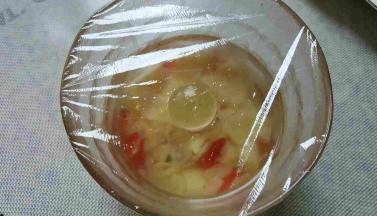 盖保鲜膜，放入冰箱中冷藏24小时，即可食用。