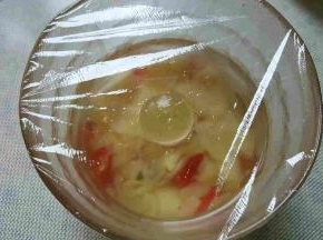 盖保鲜膜，放入冰箱中冷藏24小时，即可食用。