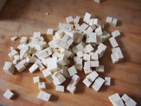 豆腐切成小块