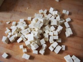 豆腐切成小块
