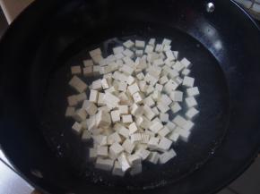 锅内放水，水开后放入豆腐，焯水捞出