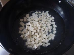 锅内放水，水开后放入豆腐，焯水捞出