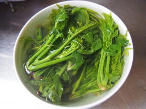 香椿芽放到水里焯一下，然后放入凉开水中放凉