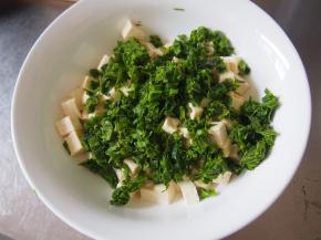 将香椿芽和豆腐丁放入大碗中