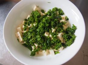 将香椿芽和豆腐丁放入大碗中