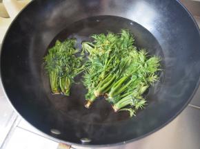 香椿芽洗净，放入热水中