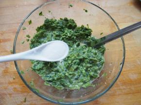 加入适量盐和五香粉