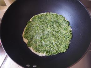 锅中放油，热后放入香椿鸡蛋液