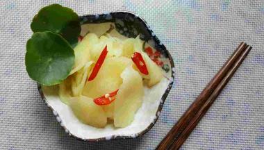 吃饭时，取一小碟醋泡仔姜佐餐。