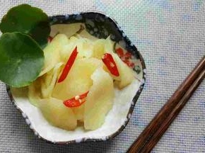 吃饭时，取一小碟醋泡仔姜佐餐。