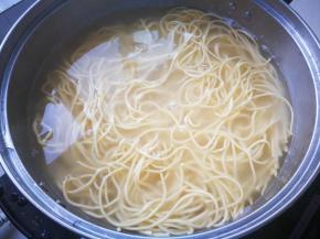 电磁炉先烧一锅开水，水开后下入面条。
