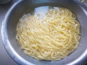 将煮好的面条，过一遍纯净水，捞出控干水分。